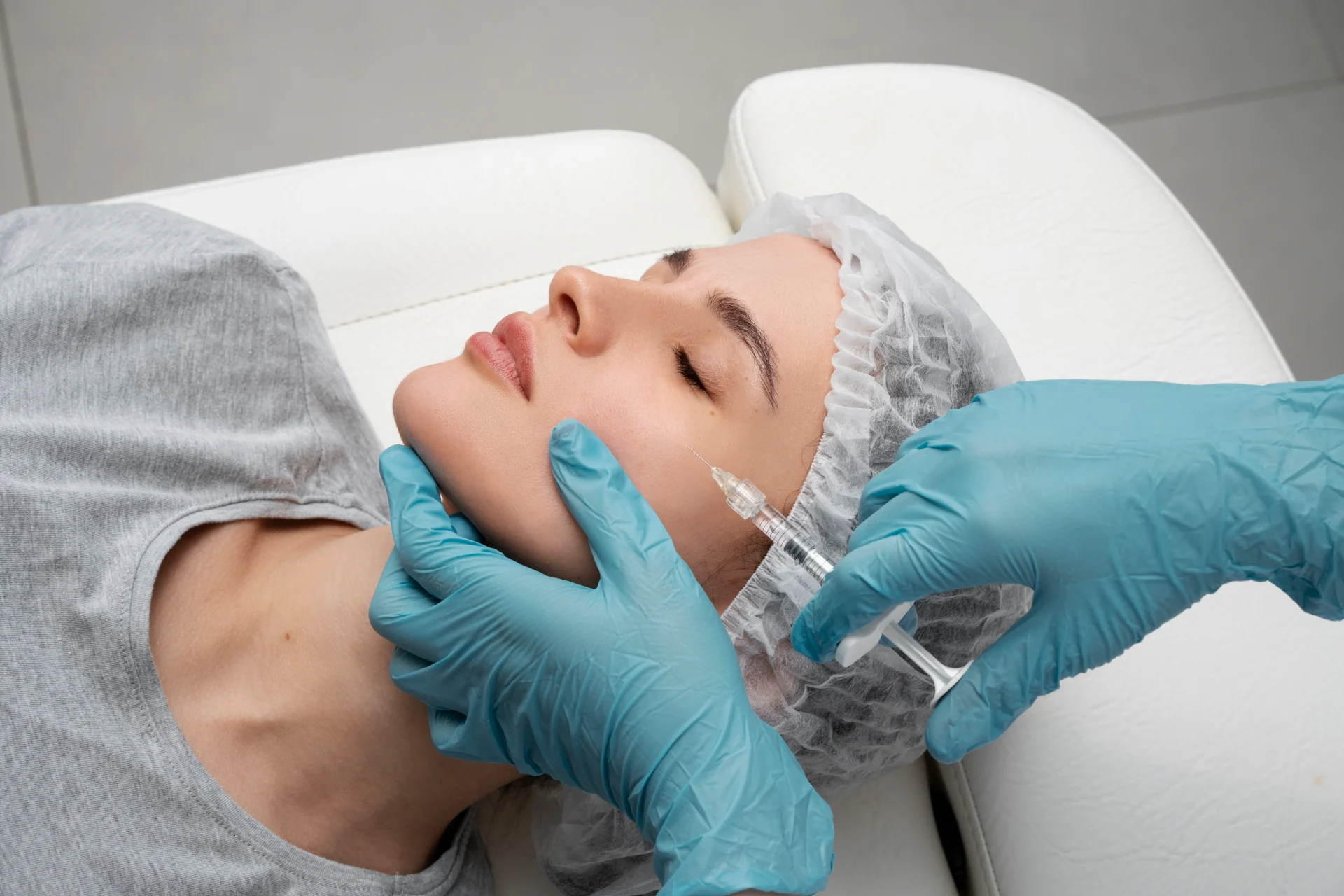 MEDICUM Longevity & Beauty medycyna estetyczna Toruń kosmetologia zabiegi utrata jędrności skóry opadanie owalu twarzy drugi podbródek biostymulatory tkankowe